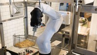 Robot yang bertugas di dapur adalah Flippy. Lengan robot yang cerdas dan kecanggihan sensor ini memungkinkan mereka memasak kentang goreng hingga suhu internal ideal. Foto: lovefood.com