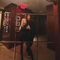 Namun, Xhoana X sudah mengisyaratkan hubungannya dengan Rossdale di Instagram sejak Oktober 2023. Ia memposting serangkaian foto, termasuk video Rossdale yang di-zoom di sebuah pesta makan malam. Foto: dok. Instagram @xhoana_x