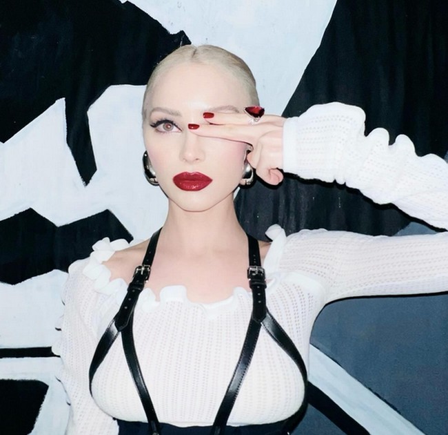 Xhoana X lahir di Tirana, Albania. Dalam wawancara dengan American Songwriter pada Januari 2021, ia menceritakan tentang tumbuh besar di negara pasca-komunis sebelum pindah ke Amerika Serikat. Foto: dok. Instagram @xhoana_x