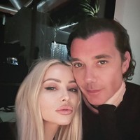 Gavin Rossdale, vokalis band Bush, telah membawa hubungan asmaranya dengan Xhoana X ke ranah publik setelah beberapa bulan berkencan. Rossdale pertama kali membagikan foto bersama Xhoana X di Instagram pada Maret 2024, sebulan sebelum mereka tampil bersama di iHeartRadio Music Awards. Foto: dok. Instagram @xhoana_x