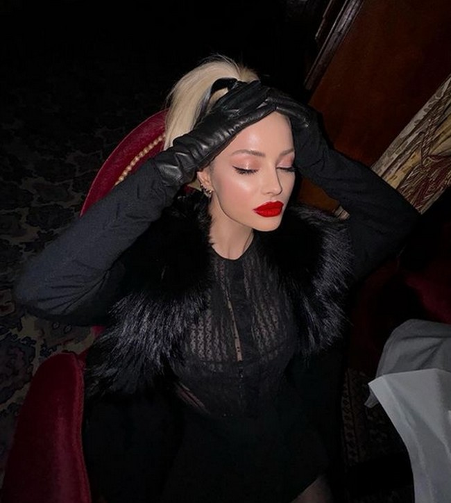 Di sejumlah penampilannya, Xhoana kerap menggunakan lipstik merah. Penampilan makeup seperti itu juga menjadi ciri khas Gwen Stefani. Foto: dok. Instagram @xhoana_x