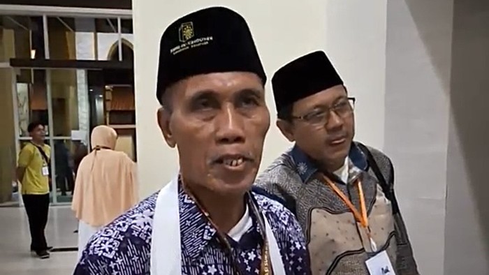 Abdurrohman, tuna netra asal Pasuruan yang naik haji dari hasil berdagang kacang oven.