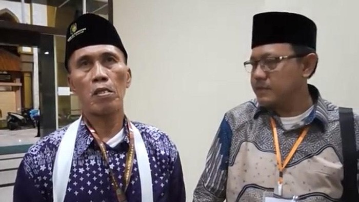 Abdurrohman, tuna netra asal Pasuruan yang naik haji dari hasil berdagang kacang oven.