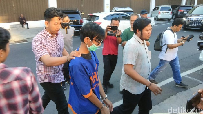 Adi Pradita saat digelandang ke tahanan di Mapolda Jatim.