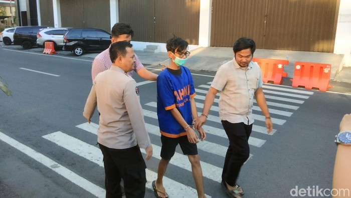 Adi Pradita saat digelandang ke tahanan di Mapolda Jatim.