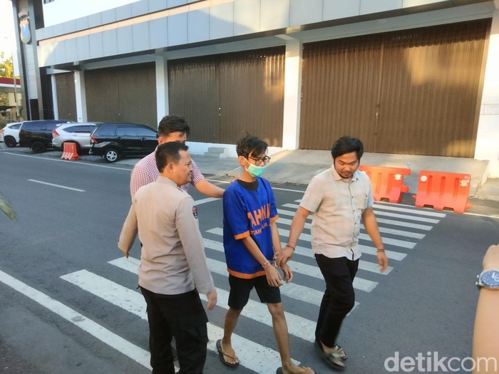 Adi Pradita saat digelandang ke tahanan di Mapolda Jatim.