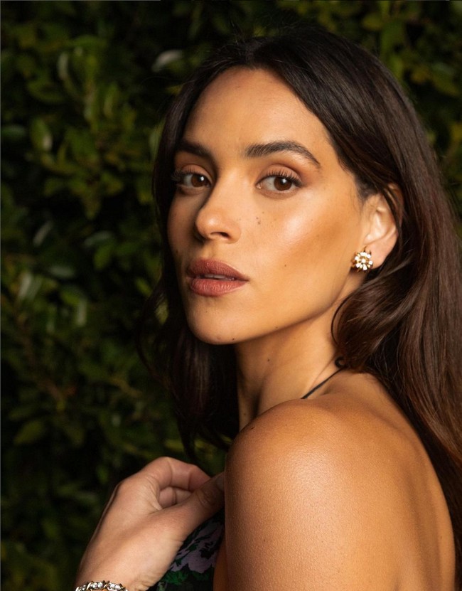 Adria mengawali kariernya dengan peran-peran kecil di serial ‘True Detective’, ‘Person of Interest’, ‘Narcos’ dan ‘Unforgettable’.  Foto: Instagram/@adriaarjona @prideofgypsies