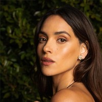 Adria mengawali kariernya dengan peran-peran kecil di serial ‘True Detective’, ‘Person of Interest’, ‘Narcos’ dan ‘Unforgettable’.  Foto: Instagram/@adriaarjona @prideofgypsies