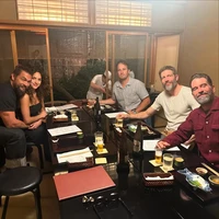 Jason Momoa mengunggah sejumlah foto saat liburan di Jepang, termasuk ketika sang aktor melingkarkan tangannya ke pinggang Adria. Tampak juga beberapa rekan Jason dalam foto tersebut. Foto: Instagram/@adriaarjona @prideofgypsies