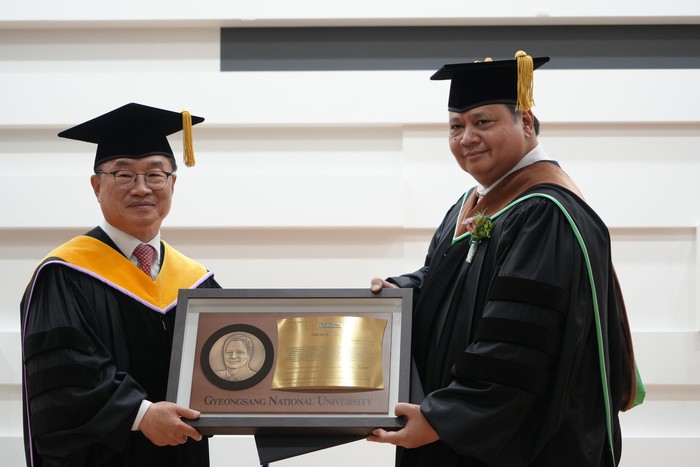 Airlangga Raih Gelar Doktor Honoris Causa dari GNU Korsel