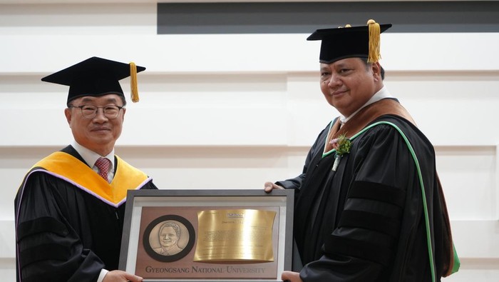 Airlangga Raih Gelar Doktor Honoris Causa dari GNU Korsel
