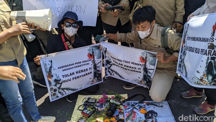 Gelombang Aksi Massa di Berbagai Penjuru Menuntut Penolakan Revisi UU Penyiaran
