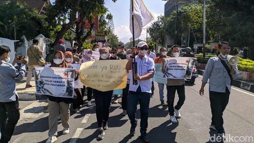 Aksi jurnalis di Mataram, NTB, menolak revisi RUU Penyiaran, Selasa (21/5/2024).