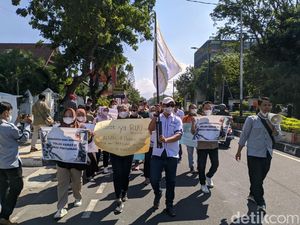 Tolak RUU Penyiaran, Jurnalis Demo Jalan Mundur ke DPRD NTB