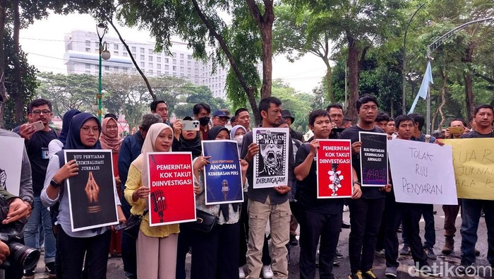 Aksi jurnalis di Sumut tolak RUU Penyiaran. (Finta Rahyuni/detikSumut)