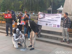 Tolak RUU Penyiaran, Wartawan Solo Gelar Teatrikal-Bentangkan Poster
