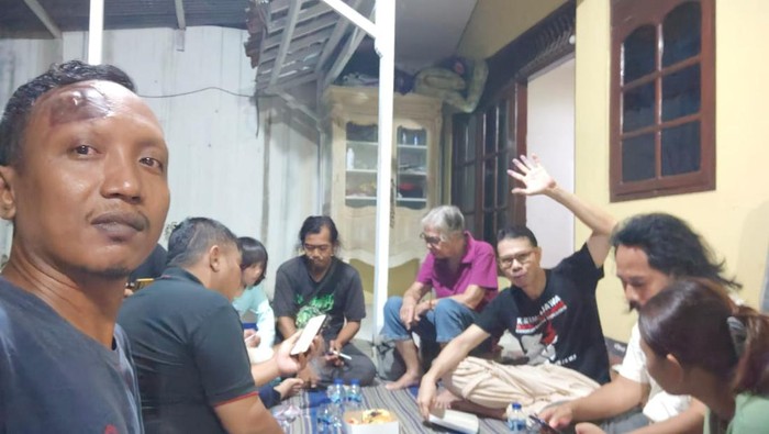 Aktivis lingkungan Karimunjawa Daniel Frits Maurits Tangkilisan (mengenakan kacamata/kaus hitam) usai bebas di Jepara, Selasa (21/5/2024).