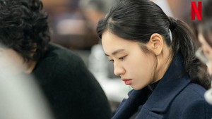 Ahn Eun Jin main juga nih di All The Love You Wish For setelah sukses My Dearest. Dia akan memainkan karakter Mi Joo, sosok perempuan misterius yang tinggal bareng Ka Young. (Foto: dok. Netflix)