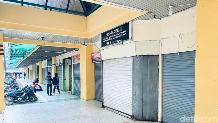 Suasana kios yang masih tertutup di Ambon Plaza (Amplaz).