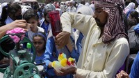 Wilayah Pakistan tengah dilanda gelombang panas ekstrem. Es serut menjadi pililhan anak sekolah untuk menyegarkan tenggorokan mereka.