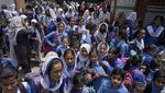 Siswa di Pakistan Ngemil Es Serut Ditengah Panasnya Cuaca
