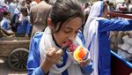 Siswa di Pakistan Ngemil Es Serut Ditengah Panasnya Cuaca