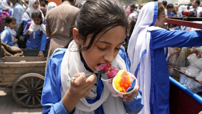 Anak Sekolah di Pakistan Ngemil Es Serut Ditengah Panasnya Cuaca Gelombang panas ekstrem melanda wilayah Pakistan. Es serut cocok untuk menyengarkan tenggorokan disaat panasnya cuaca.