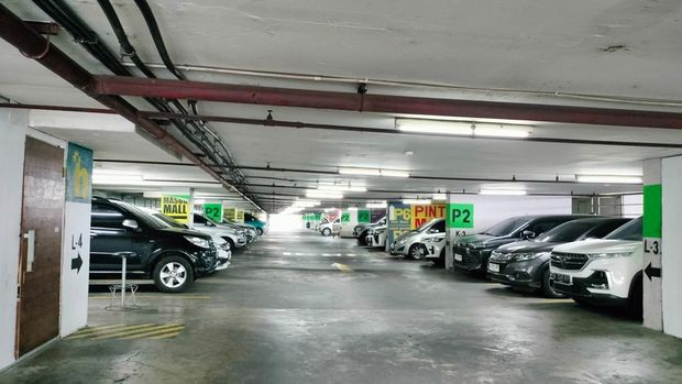 Area parkir di Mal Detos.