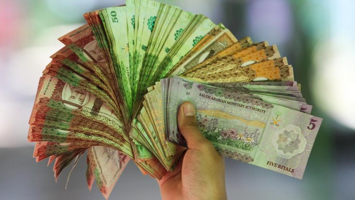 Pekerja jasa penukaran uang Riyal menawarkan penukaran uang kepada seorang calon haji di Asrama Haji Embarkasi Surabaya (AHES), Surabaya, Jawa Timur, Selasa (21/5/2024). Pihak Asrama Haji Embarkasi Surabaya (AHES) menyediakan tujuh gerai jasa penukaran uang diantaranya instansi bank untuk melayani jamaah calon haji yang membutuhkan uang Riyal yang akan digunakan untuk kebutuhan transaksi keuangan di Tanah Suci. ANTARA FOTO/Didik Suhartono/aww.
