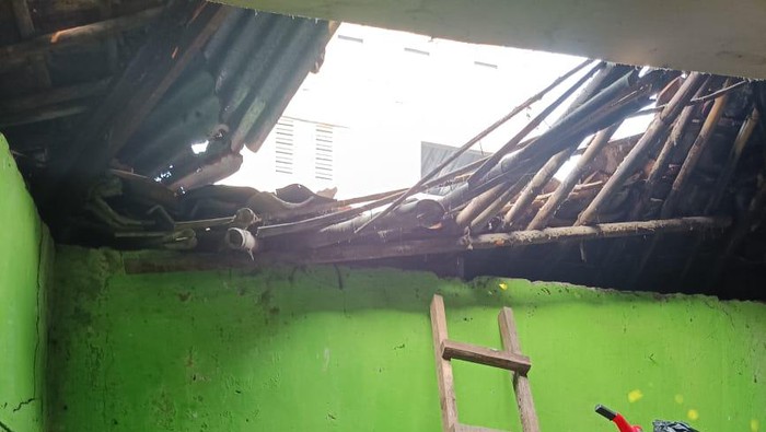 Atap rumah di Bogor ambruk karena sudah rapuh