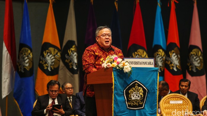 Mantan Menteri Riset dan Teknologi/Kepala Badan Riset dan Inovasi Nasional Bambang Permadi Soemantri Brodjonegoro saat memberikan orasi ilmiah di JCC, Jakarta, Selasa (21/5/2024).