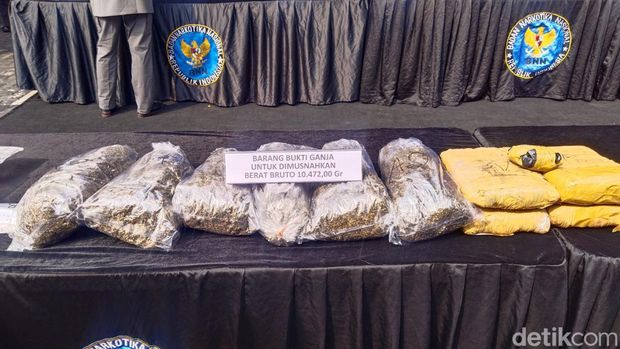 BNN RI memusnahkan 11,8 kilogram narkotika berbagai jenis. Barang bukti tersebut didapat dari lima kasus berbeda, salah satunya paket sabu dari Hawaii. (Ammar R/detikcom)