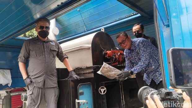 BNN RI memusnahkan 11,8 kilogram narkotika berbagai jenis. Barang bukti tersebut didapat dari lima kasus berbeda, salah satunya paket sabu dari Hawaii. (Ammar R/detikcom)