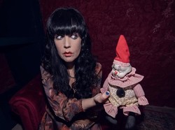 Wanita Punya Boneka yang Dimasuki Arwah, Kisah di Baliknya Bikin Merinding