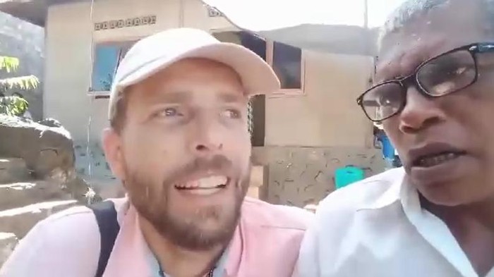 Bule asal Jerman fasih menggunakan bahasa Lamalera saat berbincang dengan warga lokal di Lembata, NTT. (Tangkapan layar)