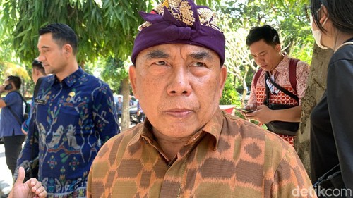 Bupati Jembrana I Nengah Tamba saat ditemui wartawan di Kantor Gubernur Bali, Denpasar, Selasa (21/5/2024). (Rizki Setyo Samudero/detikBali)
