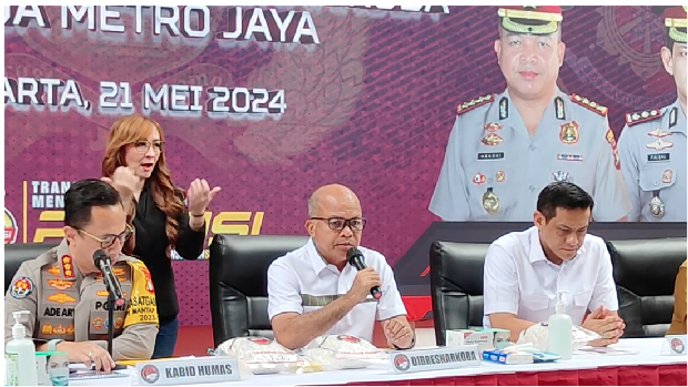 Direktorat Narkoba Polda Metro Jaya membongkar pabrik rumahan narkotika jenis PCC (Paracetamol, Caffein, dan Carisoprodol) di Citeureup, Bogor, Selasa (21/5). Dari pengungkapan itu diamankan satu tersangka inisial H.