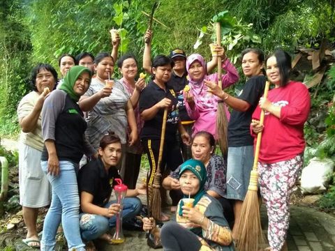 Dokumentasi warga saat bebersih Sungai Cikapundung di tahun 2013. Foto: dokumentasi warga