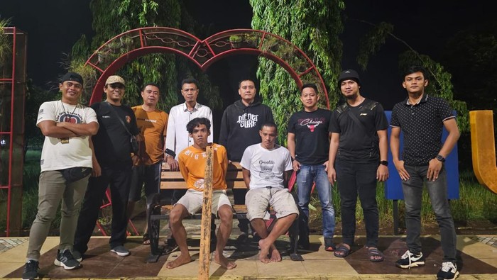 Dua pelaku pencurian kursi di Taman Beregam saat ditangkap