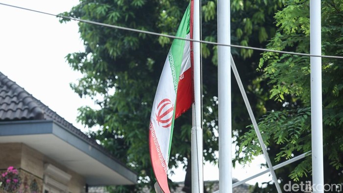Karangan bunga duka cita atas meninggalnya Presiden Iran Ebrahim Raisi terlihat di Kedubes Iran, Jakarta, Selasa (21/5/2024).