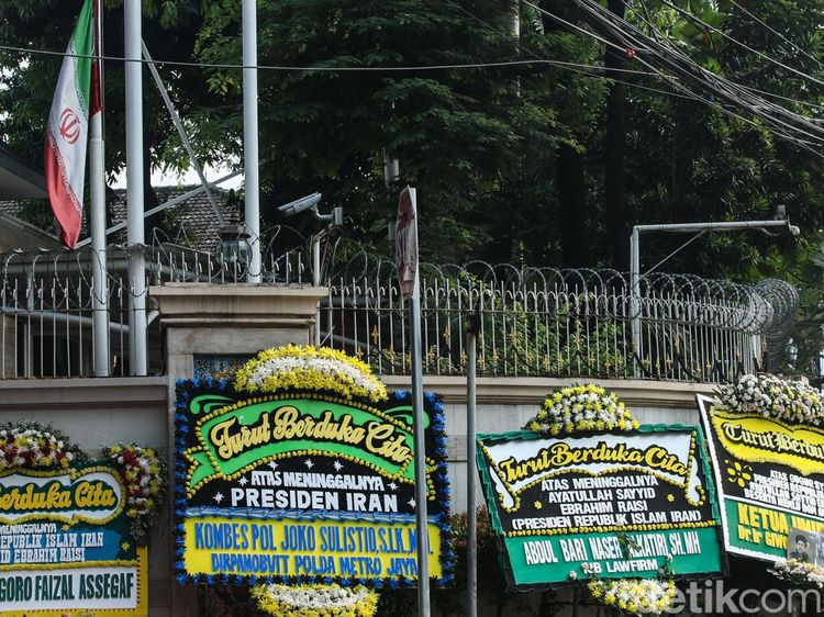 Duka Wafatnya Ebrahim Raisi, Karangan Bunga Penuhi Kedubes Iran di Jakarta