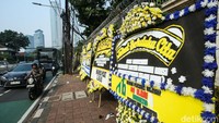 Karangan bunga duka cita atas meninggalnya Presiden Iran Ebrahim Raisi tampak memenuhi kedubes Iran di Jakarta, Selasa (21/5/2024).