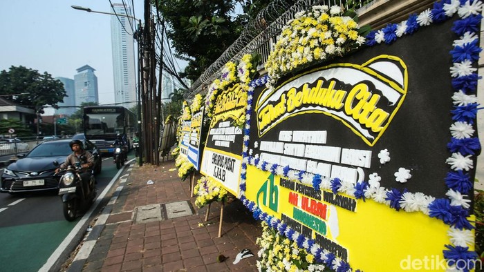 Karangan bunga duka cita atas meninggalnya Presiden Iran Ebrahim Raisi terlihat di Kedubes Iran, Jakarta, Selasa (21/5/2024).
