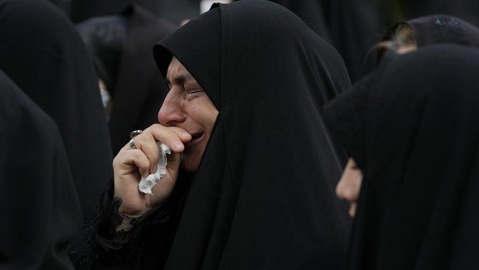 Duka Warga Iran Tangisi Meninggalnya Presiden Ebrahim Raisi A cleric weeps during a mourning ceremony for Iranian President Ebrahim Raisi at Vali-e-Asr square in downtown Tehran, Iran, Monday, May 20, 2024. President Raisi and the country's foreign minister were found dead Monday hours after their helicopter crashed in fog, leaving the Islamic Republic without two key leaders as extraordinary tensions grip the wider Middle East. (AP Photo/Vahid Salemi)