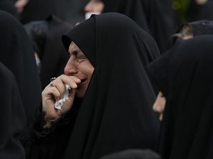 Duka Warga Iran Tangisi Meninggalnya Presiden Ebrahim Raisi