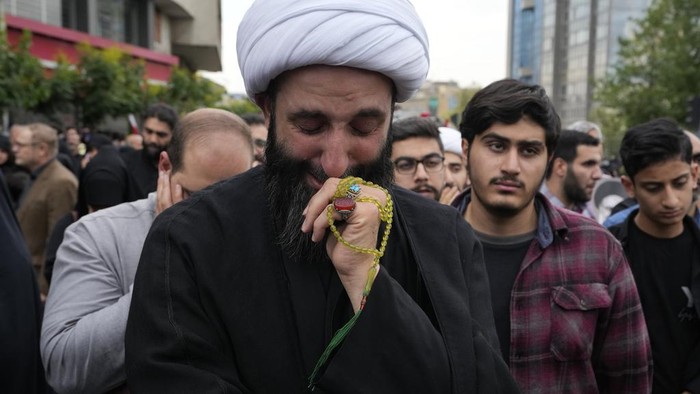 Duka Warga Iran Tangisi Meninggalnya Presiden Ebrahim Raisi A cleric weeps during a mourning ceremony for Iranian President Ebrahim Raisi at Vali-e-Asr square in downtown Tehran, Iran, Monday, May 20, 2024. President Raisi and the country's foreign minister were found dead Monday hours after their helicopter crashed in fog, leaving the Islamic Republic without two key leaders as extraordinary tensions grip the wider Middle East. (AP Photo/Vahid Salemi)