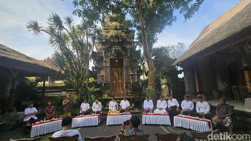 Penglingsir Puri se-Bali kompak menyatakan dukungan pembangunan Bandara Bali Utara di Puri Ageng Blahbatuh, Gianyar, Selasa (21/5/2024). (Foto : Putu Krista/detikBali).