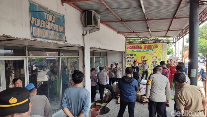 Eksekusi rumah dan minimarket milik pasutri di Mojokerto.