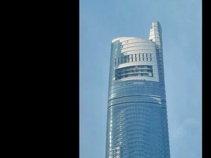 Saking Tingginya, Puncak Gedung di China Ini Membeku Imbas Cuaca Ekstrem