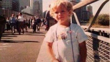 Seorang anak laki-laki difoto beberapa saat setelah pesawat pertama menabrak World Trade Center dalam Tragedi 9/11. Perhatikan, orang-orang di belakang si bocah ini juga belum sadar ada kejadian mengerikan. Foto: Boredpanda